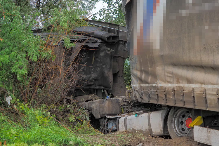 Izsák, 2020. június 9.
Sérült kamion az 52-es főút Izsákhoz közeli szakaszán, miután a gépjármű összeütközött egy személyautóval 2020. június 9-én. A balesetben egy ember meghalt, ketten pedig megsérültek.
MTI/Donka Ferenc
