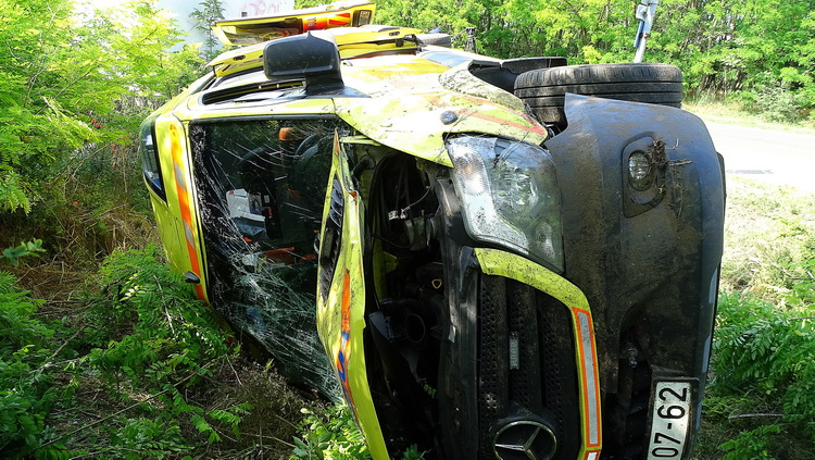 Lajosmizse, 2020. június 8.
Felborult mentőautó az 5-ös főúton Lajosmizsénél, miután a balesethez tartó, megkülönböztető jelzést használó mentő személyautóval ütközött össze 2020. június 8-án. A mentők két embert kórházba vittek.
MTI/Donka Ferenc