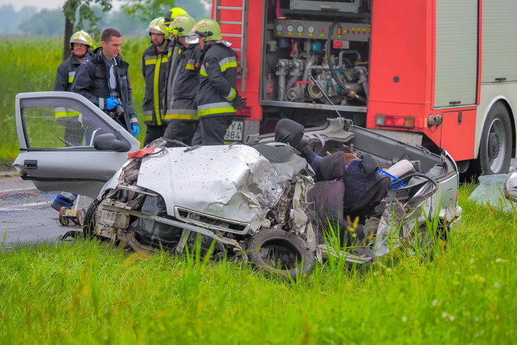 Izsák, 2020. június 9.
Összeroncsolódott személygépkocsi az 52-es főút Izsákhoz közeli szakaszán, miután a gépjármű összeütközött egy kamionnal 2020. június 9-én. A balesetben egy ember meghalt, ketten pedig megsérültek.
MTI/Donka Ferenc