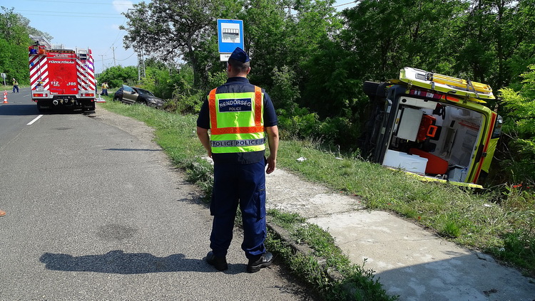Lajosmizse, 2020. június 8.
Felborult mentőautó és árokba hajtott személyautó az 5-ös főúton Lajosmizsénél, miután a balesethez tartó, megkülönböztető jelzést használó mentő összeütközött a személygépkocsival 2020. június 8-án. A mentők két embert kórházba vittek.
MTI/Donka Ferenc