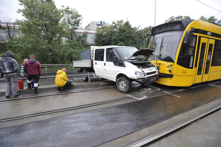 Budapest, 2020. július 25.
Sérült teherautó és villamos a XI. kerületi Szerémi úton, ahol a gépjármű ráhajtott a szalagkorlátra és összeütközött az 1-es villamossal 2020. július 25-én. A balesetben senki sem sérült meg.
MTI/Mihádák Zoltán