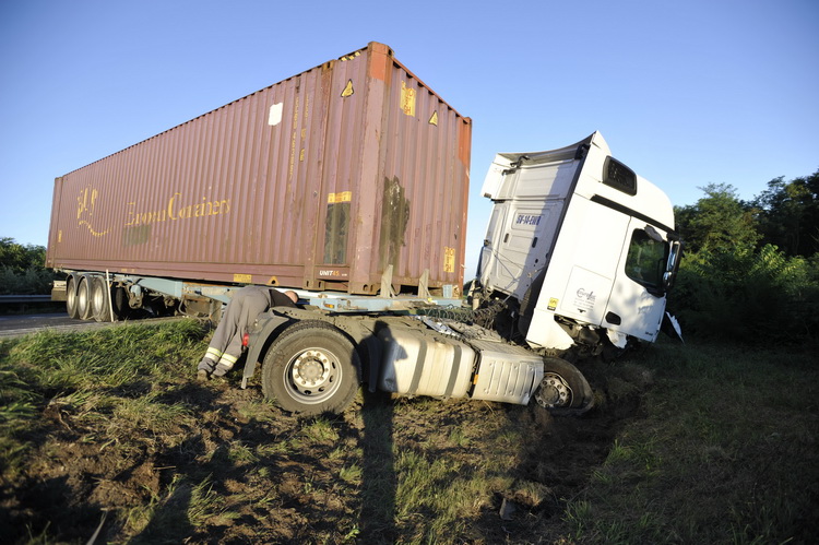 Ócsa, 2020. július 27.
Árokba sodródott kamion, miután személygépkocsival ütközött az M5-ös autópálya Szeged felé vezető oldalán, Ócsa közelében 2020. július 27-én.
MTI/Mihádák Zoltán