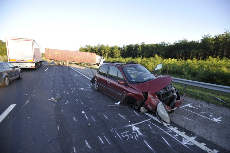 Ócsa, 2020. július 27.
Összeroncsolódott személygépkocsi, és árokba sodródott kamion, miután a járművek összeütköztek az M5-ös autópálya Szeged felé vezető oldalán, Ócsa közelében 2020. július 27-én.
MTI/Mihádák Zoltán