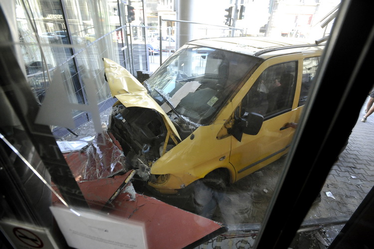 Budapest, 2020. július 28.
Összetört kisbusz az V. kerületi Kossuth Lajos utcában 2020. július 28-án, miután a jármű összeütközött egy másik autóval, majd a járdára hajtott. Az elsődleges információk szerint a balesetben négy ember megsérült.
MTI/Mihádák Zoltán