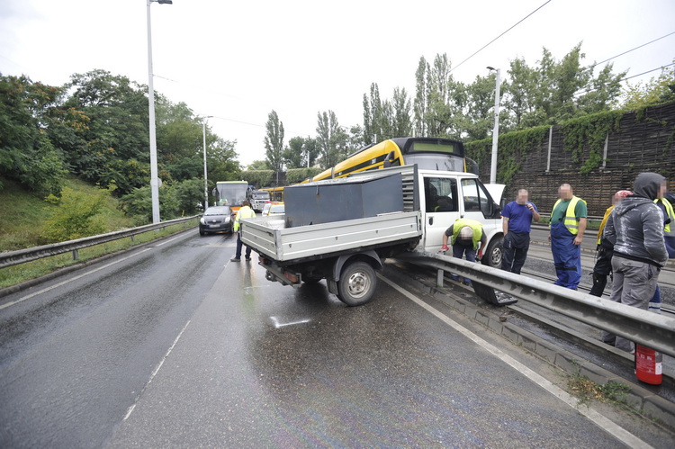 Budapest, 2020. július 25.
Sérült teherautó a XI. kerületi Szerémi úton, ahol a gépjármű ráhajtott a szalagkorlátra és összeütközött az 1-es villamossal 2020. július 25-én. A balesetben senki sem sérült meg.
MTI/Mihádák Zoltán