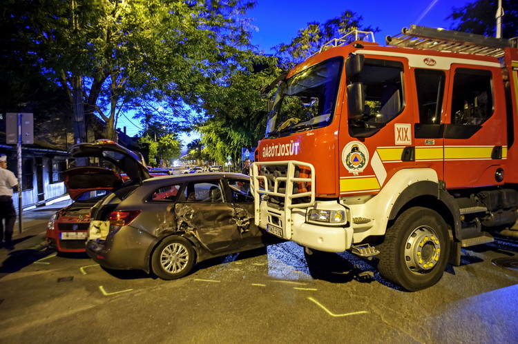Budapest, 2020. július 11.
Ütközésben összetört járműveknél a XIX. kerületben 2020. július 10-én. A Hofherr Albert és Ady Endre út kereszteződésénél egy megkülönböztető jelzést használó tűzoltóautó és két személyautó ütközött össze. A balesetben az egyik személyautó utasa súlyos sérüléseket szenvedett.
MTI/Lakatos Péter