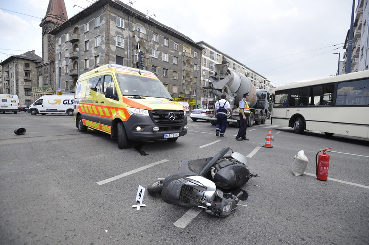 Budapest, 2020. július 2.
Ütközésben összetört motorkerékpár a főváros XI. kerületében, a Bocskai út és Fehérvári út kereszteződésében 2020. július 2-án. A betonkeverő teherautóval ütközött motoros a helyszínen életét vesztette.
MTI/Mihádák Zoltán