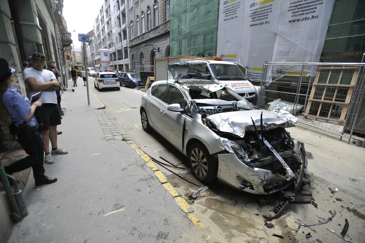 Budapest, 2020. július 6.
Összeroncsolódott személyautó a VIII. kerületi Bacsó Béla utcában 2020. július 6-án. Az autó egy teherautó emelőhátfalának ütközött, vezetőjét kritikus állapotban szállítottak kórházba a mentők.
MTI/Mihádák Zoltán