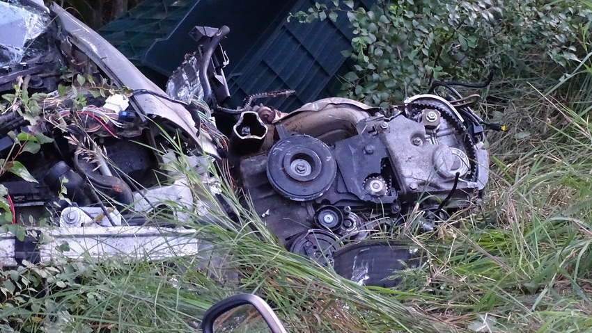 Gyomaendrőd, 2020. augusztus 3.
Összeroncsolódott személyautó kiszakadt motorja a Gyomaendrőd és Körösladány közötti út melletti árokban 2020. augusztus 3-án. A gépjármű vezetője meghalt, miután autójával letért az útról és fának ütközött.
MTI/Donka Ferenc