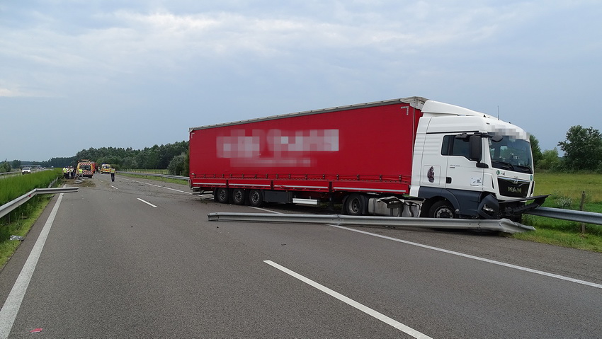 Petőfiszállás, 2020. augusztus 4.
Sérült kamion, miután átszakította a belső szalagkorlátot az M5-ös autópálya Budapest felé vezető oldalán és összeütközött egy Szeged felé tartó autóval Petőfiszállás közelében 2020. augusztus 4-én. A balesetben hárman megsérültek.
MTI/Donka Ferenc