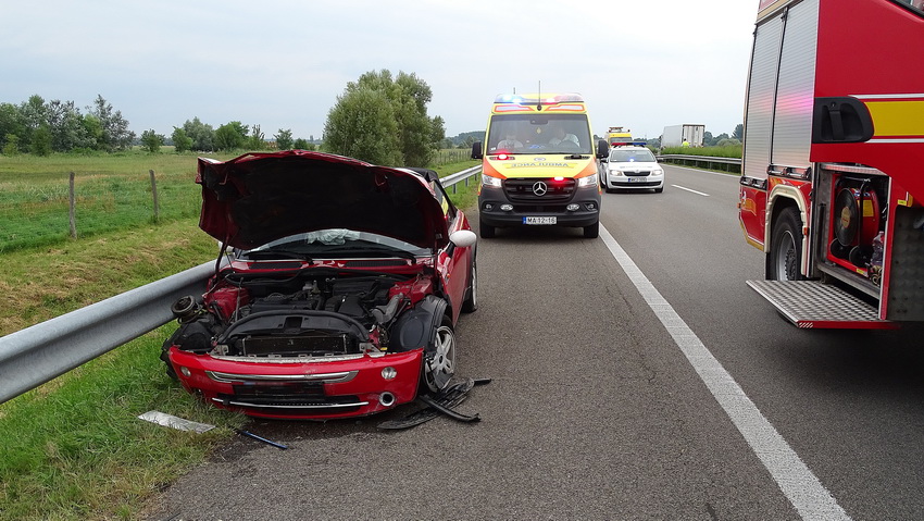 Petőfiszállás, 2020. augusztus 4.
Összetört személyautó, miután összeütközött egy kamionnal Petőfiszállás közelében 2020. augusztus 4-én. A teherautó előzőleg átszakította a belső szalagkorlátot az M5-ös autópálya Budapest felé vezető oldalán, majd karambolozott a Szeged felé tartó autóval. A balesetben hárman megsérültek.
MTI/Donka Ferenc