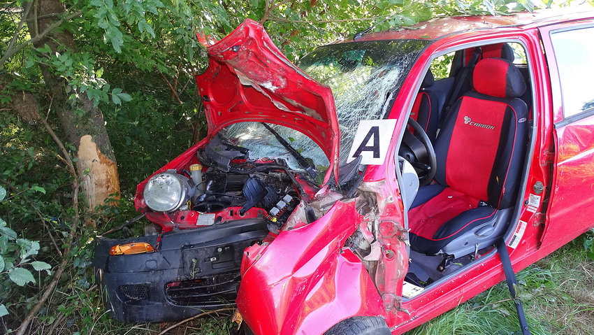 Hódmezővásárhely, 2020. augusztus 1.
Összeroncsolódott személygépkocsi, miután lesodródott a Szegedről Hódmezővásárhelyre vezető útról 2020. augusztus 1-jén. Az autó vezetője meghalt.
MTI/Donka Ferenc