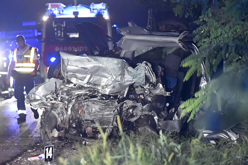 Hajdúnánás, 2020. augusztus 24.
Összeroncsolódott járművek mellett helyszínel egy rendőr a Hajdúnánás és Hajdúdorog közötti úton 2020. augusztus 23-án este. Eddig tisztázatlan körülmények között három autó ütközött össze, a balesetben hárman meghaltak, többen megsérültek.
MTI/Czeglédi Zsolt