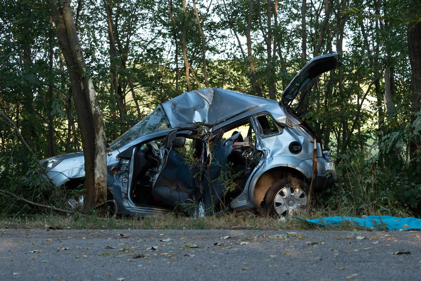 Kiskunmajsa, 2020. szeptember 5.
Összetört személygépkocsi Kiskunmajsa közelében, az 5412-es számú út 35-ös kilométerénél 2020. szeptember 5-én. Az autó eddig tisztázatlan körülmények között letért az útról és egy fának ütközött. A balesetben a járművezető olyan súlyos sérüléseket szenvedett, hogy a helyszínen életét vesztette. A kocsiban egy utas is volt, aki megsérült.
MTI/Donka Ferenc