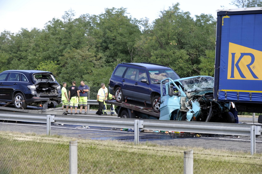 Inárcs, 2020. szeptember 3.
Ütközésben összetört autók az M5-ös autópálya Szeged felé vezető oldalán Inárcsnál 2020. szeptember 3-án. Egy személygépkocsikat szállító tréler, egy kamion és az előttük haladó teherautó ütközött össze, a ráfutásos balesetben egy ember életét vesztette.
MTI/Mihádák Zoltán