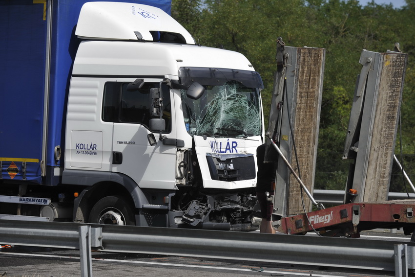 Inárcs, 2020. szeptember 3.
Ütközésben összetört autók az M5-ös autópálya Szeged felé vezető oldalán Inárcsnál 2020. szeptember 3-án. Egy személygépkocsikat szállító tréler, egy kamion és az előttük haladó teherautó ütközött össze, a ráfutásos balesetben egy ember életét vesztette.
MTI/Mihádák Zoltán