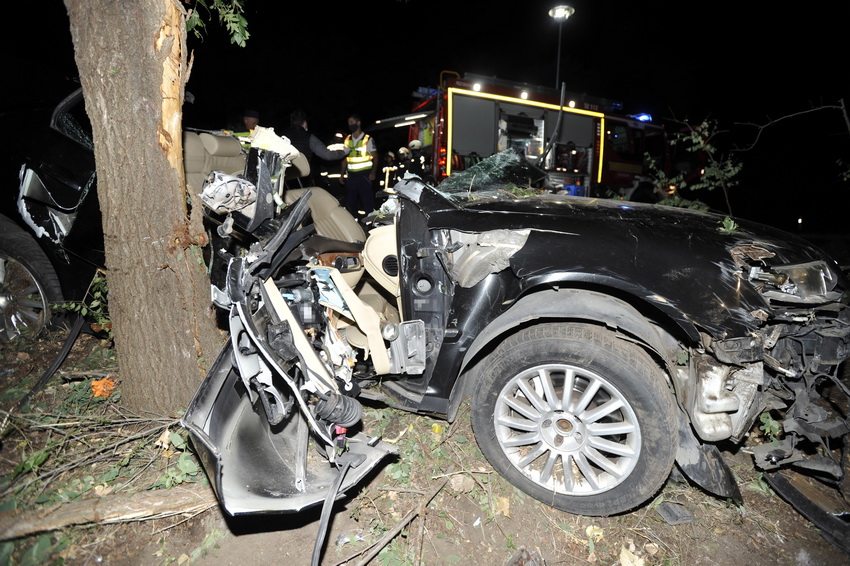 Monor, 2020. szeptember 3.
Összeroncsolódott személyautó a 4-es számú főúton Monor térségében, miután a Cegléd felé haladó gépjármű egyelőre tisztázatlan okból letért az útról és fának csapódott 2020. szeptember 3-án. A balesetben az egyik utas meghalt, az autó sorőrje súlyos, a másik utas könnyű sérüléseket szenvedett.
MTI/Mihádák Zoltán