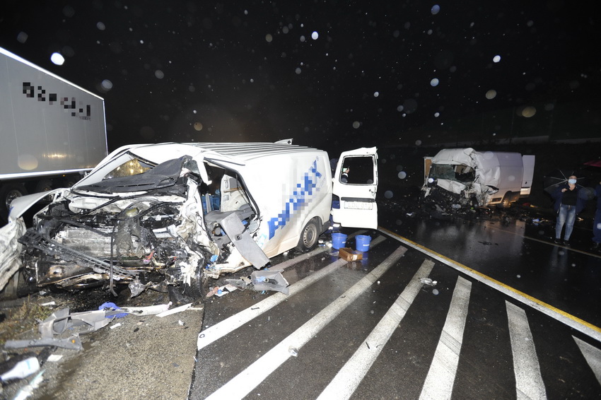Biatorbágy, 2020. október 17.
Ütközésben megsérült kisteherautók az M1-es autópálya fővárosból kifelé vezető oldalán, Biatorbágy közelében 2020. október 17-én. A balesetben mindkét jármű vezetője életét vesztette, az egyik tehergépkocsi utasa pedig könnyű sérüléseket szenvedett.
MTI/Mihádák Zoltán