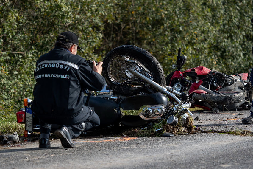 Dusnok, 2020. október 23.
Összeroncsolódott motorkerékpárok mellett helyszínel egy rendőr az 51-es főút 140-es kilométerénél, Dusnok közelében 2020. október 23-án, miután egy autó összeütközött a két motorkerékpárral. A két motoros a helyszínen meghalt.
MTI/Donka Ferenc