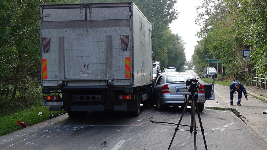 Pusztaottlaka, 2020. október 19.
Rendőrségi helyszínelés Pusztaottlaka közelében, ahol meghalt egy ember, miután autója teherautóval ütközött 2020. október 19-én.
MTI/Donka Ferenc