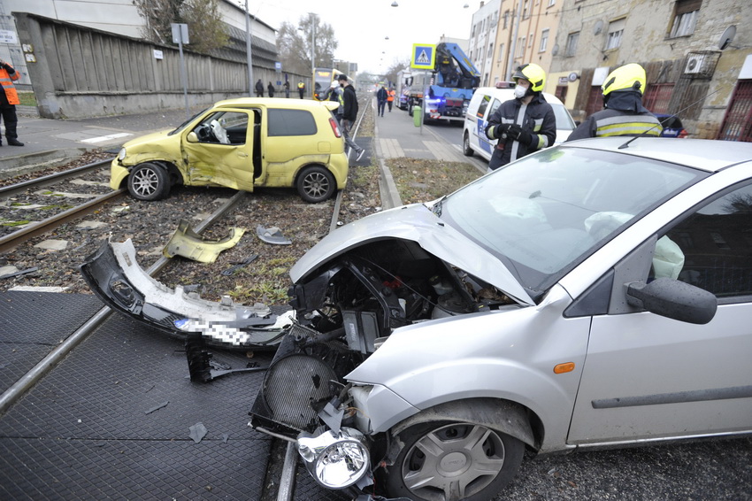 Budapest, 2020. november 25.
Ütközésben összetört, a villamosközlekedést akadályozó személygépkocsik a X. kerületi Szállás utca és Bihari utca kereszteződésében 2020. november 25-én.
MTI/Mihádák Zoltán