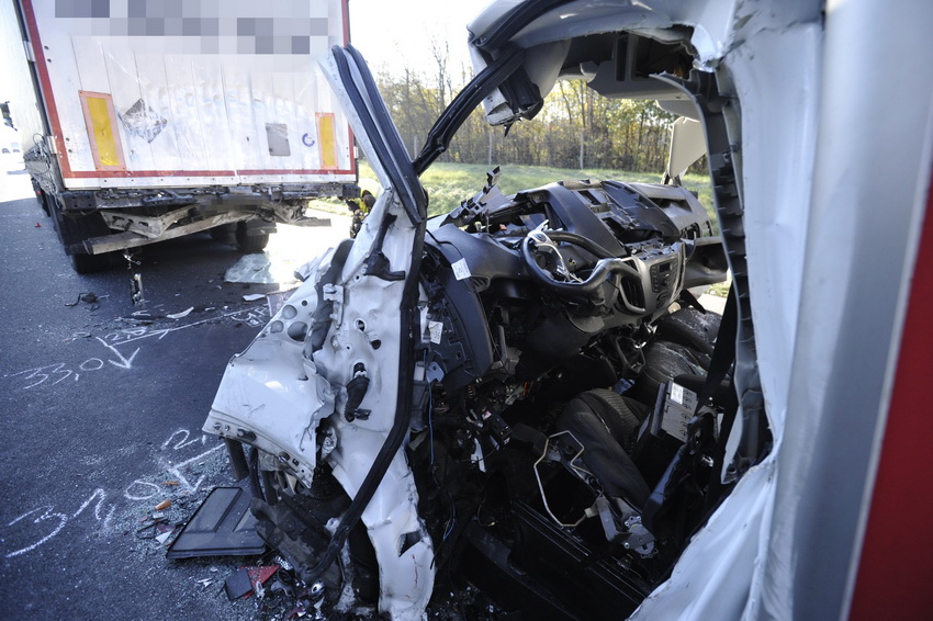 Ócsa, 2020. november 21.
Összeroncsolódott teherautó és sérült kamion az M5-ös autópályán Ócsánál, ahol a gépjármű hátulról nekiütközött a kamionnak 2020. november 21-én. A balesetben két ember megsérült, őket a mentők kórházba vitték.
MTI/Mihádák Zoltán