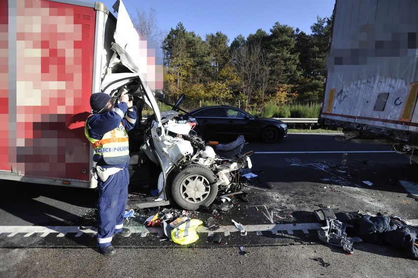 Ócsa, 2020. november 21.
Összeroncsolódott teherautó és sérült kamion az M5-ös autópályán Ócsánál, ahol a gépjármű hátulról nekiütközött a kamionnak 2020. november 21-én. A balesetben két ember megsérült, őket a mentők kórházba vitték.
MTI/Mihádák Zoltán