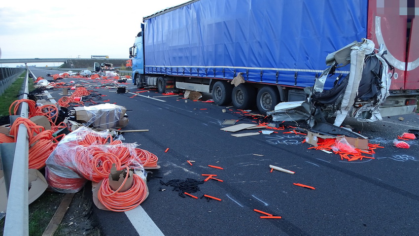 Csanádpalota, 2020. november 21.
Sérült kamion és szétszóródott rakomány az M43-as autópályán Csanádpalota térségében, ahol a gépjárműnek egy kisteherautó hátulról nekiütközött 2020. november 21-én. A balesetben a furgon sofőrje súlyosan megsérült, a mentők kórházba vitték.
MTI/Donka Ferenc