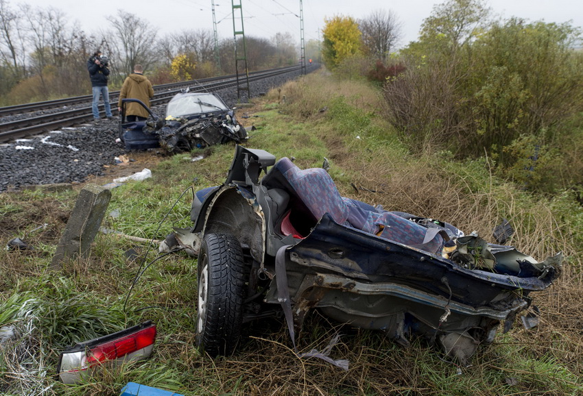 Győr, 2020. november 12.
Összeroncsolódott, kettészakadt személygépkocsi, miután vonattal ütközött Győr határában, az Ikrényi úti vasúti átjárónál 2020.november 12-én. Az autó vezetőjét kórházba vitték.
MTI/Krizsán Csaba