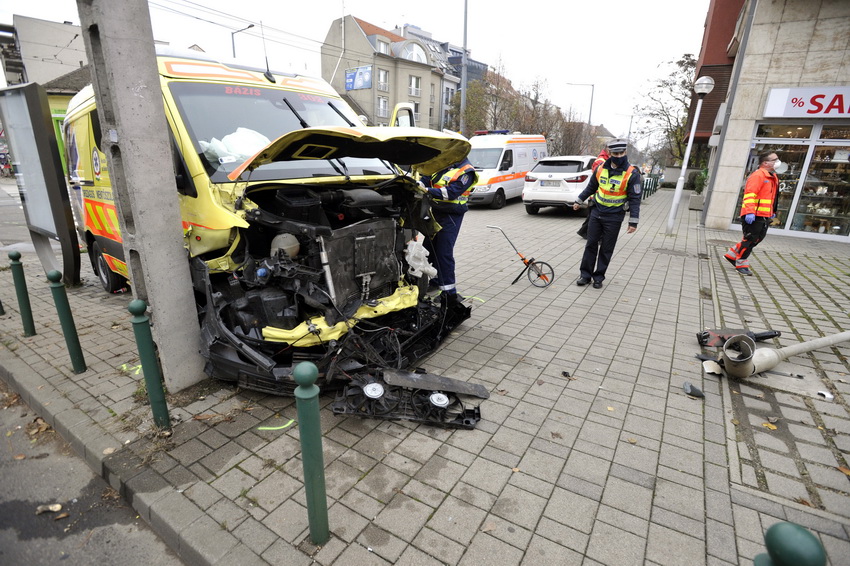 Budapest, 2020. november 14.
Összeroncsolódott mentőautó a III. kerületi Bécsi út és Kiscelli út kereszteződésénél 2020. november 14-én. A mentő összeütközött egy személyautóval, az autó sofőrje és egy gyalogos megsérült.
MTI/Mihádák Zoltán