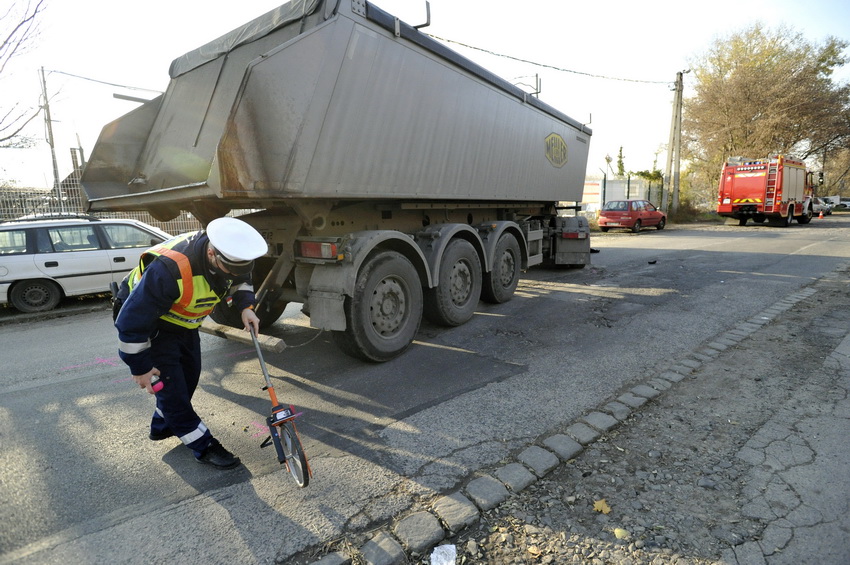 Budapest, 2020. november 18.
Rendőr helyszínel egy kamion mellett a XIII. kerületi Madridi úton 2020. november 18-án, miután a teherjármű halálra gázolt egy gyalogost. Az elgázolt férfi a helyszínen meghalt.
MTI/Mihádák Zoltán