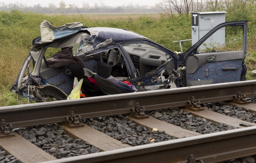 Győr, 2020. november 12.
Összeroncsolódott személygépkocsi, miután vonattal ütközött Győr határában, az Ikrényi úti vasúti átjárónál 2020.november 12-én. Az autó vezetőjét kórházba vitték.
MTI/Krizsán Csaba