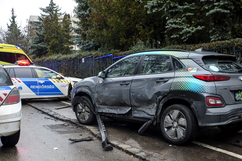 Budapest, 2020. december 30.
Ütközésben összetört személygépkocsik, köztük két rendőrautó Budapesten, az Istenhegyi úton 2020. december 30-án. A balesetben összesen négy jármű ütközött, két rendőrautó és két másik gépkocsi. Személyi sérülés nem történt, de egy rendőrt a mentők kórházba vittek megfigyelésre. Az MTI helyszínről származó információi szerint a két rendőrautó megkülönböztető jelzést használt, amikor a baleset bekövetkezett.
MTI/Lakatos Péter