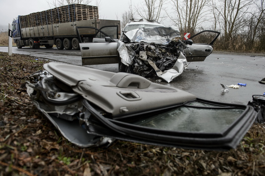 Nemti, 2020. december 16.
Összeroncsolódott gépjárművek a 23-as úton, ahol egy kamion és egy személygépkocsi ütközött össze Nemti közelében 2020. december 16-án. A balesetben egy ember meghalt, további három megsérült.
MTI/Komka Péter