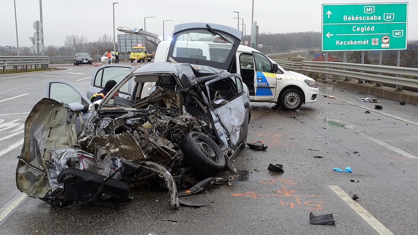 Kecskemét, 2020. december 16.
Ütközésben összetört személygépkocsi a 445-ös főúton, Kecskemétnél 2020. december 16-án. Az autó egy tartálykocsival ütközött, a balesetben ketten meghaltak.
MTI/Donka Ferenc