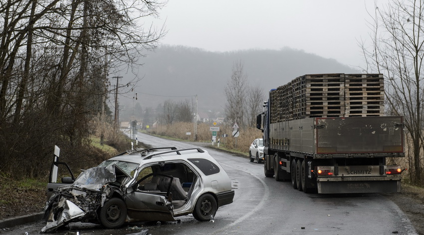 Nemti, 2020. december 16.
Összeroncsolódott gépjárművek a 23-as úton, ahol egy kamion és egy személygépkocsi ütközött össze Nemti közelében 2020. december 16-án. A balesetben egy ember meghalt, további három megsérült.
MTI/Komka Péter