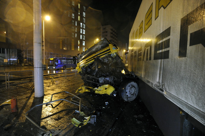 Budapest, 2020. december 23.
Összeroncsolódott kamion a főváros XIII. kerületében, a Róbert Károly körút Árpád híd felé vezető oldalán 2020. december 23-án. A teherjármű összeütközött egy busszal, majd a villamossínekre hajtott. Egy ember megsérült.
MTI/Mihádák Zoltán