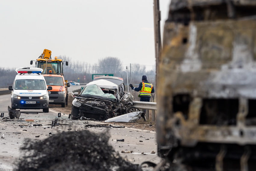 Kecskemét, 2021. január 15.
Összeroncsolódott személyautó és kiégett kamion mellett helyszínelnek rendőrök a 445-ös úton Kecskemét térségében 2021. január 15-én, miután a két jármű összeütközött. Az autó sofőrje a helyszínen meghalt.
MTI/Donka Ferenc