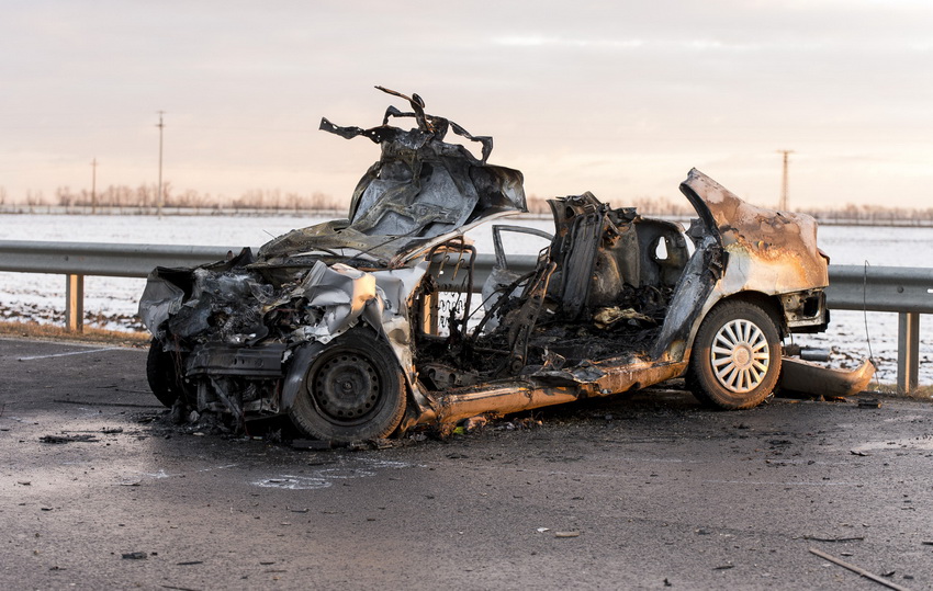 Budapest, 2021. január 14.
Összeroncsolódott, kiégett személygépkocsi, miután egy autószállító teherautóval ütközött a 813-as számú úton, Győr közelében 2021. január 14-én. A személyautóban utazó négy ember életét vesztette.
MTI/Krizsán Csaba
