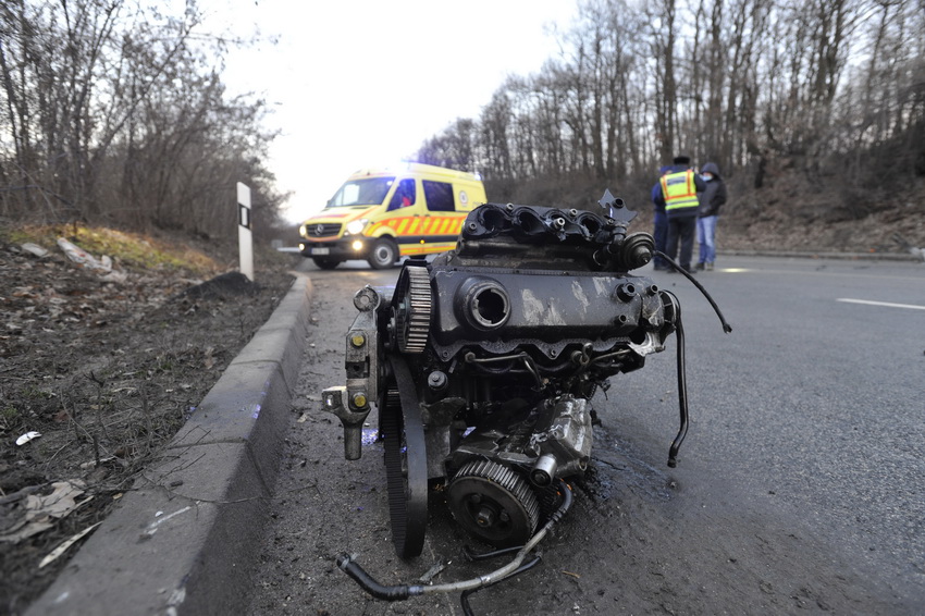 Gödöllő, 2021. január 21.
Ütközésben összetört személygépkocsi kiszakadt motorblokkja Gödöllőnél, a 3-as úton 2021. január 21-én. Az autó sofőrje ismeretlen okból sávot váltott, majd összeütközött egy busszal. A férfi a helyszínen meghalt, a busz sofőrje és a jármű tizenhat utasa könnyebb sérüléseket szenvedett a balesetben.
MTI/Mihádák Zoltán