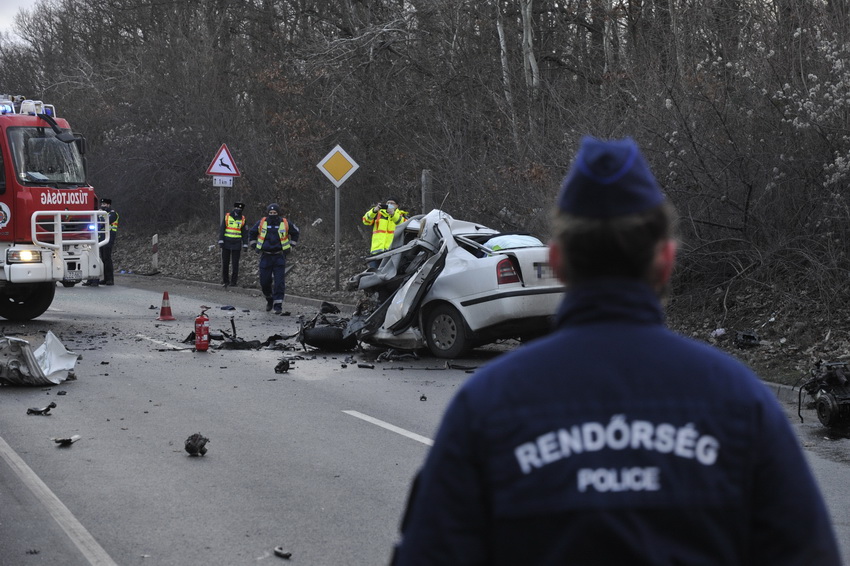 Gödöllő, 2021. január 21.
Ütközésben összetört személygépkocsi Gödöllőnél, a 3-as úton 2021. január 21-én. Az autó sofőrje ismeretlen okból sávot váltott, majd összeütközött egy busszal. A férfi a helyszínen meghalt, a busz sofőrje és a jármű tizenhat utasa könnyebb sérüléseket szenvedett a balesetben.
MTI/Mihádák Zoltán