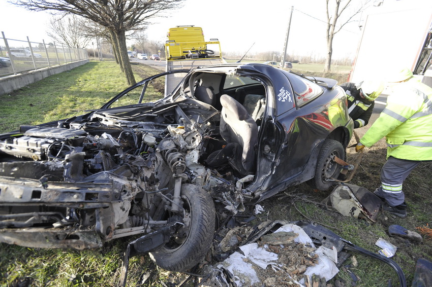 Kiskunlacháza, 2021. január 21.
Összeroncsolódott személygépkocsi az 51-es úton, Kiskunlacháza külterületén 2021. január 21-én. A főváros felé közlekedő autó vezetője a Mobil út kereszteződésénél - egyelőre tisztázatlan okból - elvesztette uralmát járműve felett, amely lesodródott az útról és felborulva fának csapódott. A sofőr a helyszínen meghalt.
MTI/Mihádák Zoltán