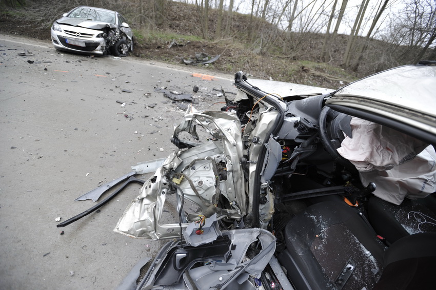 Bugyi, 2021. január 4.
Összeroncsolódott autók, miután frontálisan ütköztek a Pest megyei Bugyi és Felsővány között 2021. január 4-én. A balesetben az egyik autó vezetője meghalt.
MTI/Mihádák Zoltán