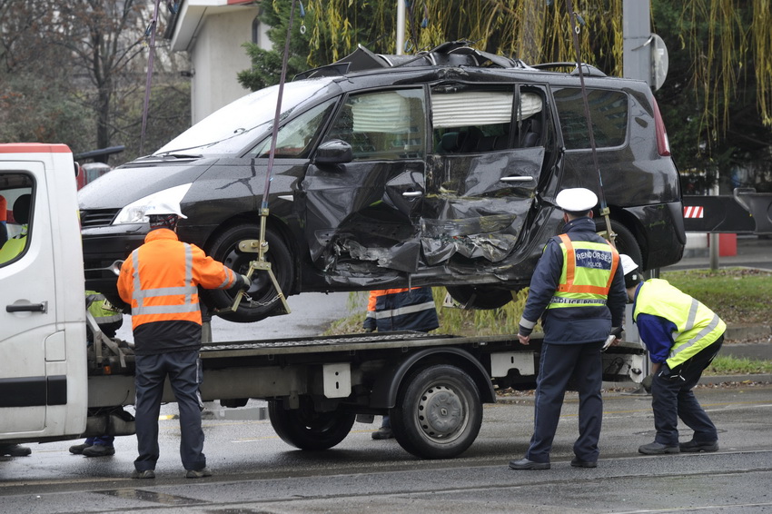 Budapest, 2021. január 6.
Elszállítanak egy sérült személygépkocsit, amely egy 49-es villamossal ütközött a XI. kerületben, a Bartók Béla út és a Tétényi köz találkozásánál 2021. január 6-án. A balesetben az autó vezetője megsérült.
MTI/Mihádák Zoltán