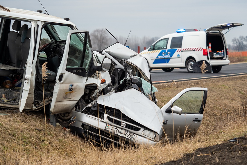 Dunapataj, 2021. február 5.
Ütközésben összetört járművek az 51-es főúton Dunapataj közelében 2021. február 5-én. A balesetben egy nő meghalt.
MTI/Donka Ferenc