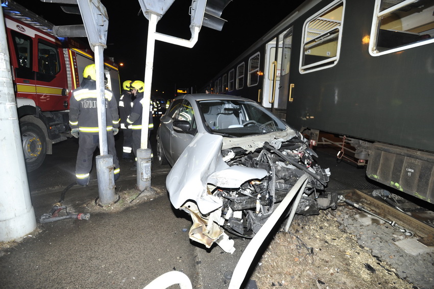 Budapest, 2021. február 17.
Összetört személygépkocsi, miután vonattal ütközött Pestszentimre állomásnál, egy vasúti átjáróban. Személyi sérülés nem történt.
MTI/Mihádák Zoltán