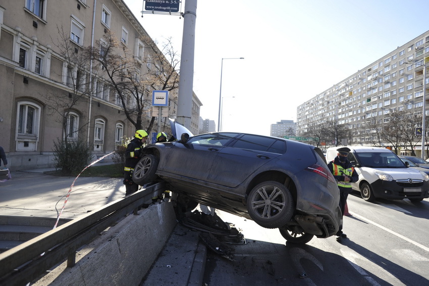 Budapest, 2021. február 1.
Az aluljáró korlátjának ütközött személyautó a főváros III. kerületében, a Szentendrei út és a Raktár utca kereszteződésében, miután a jármű összeütközött egy motorkerékpárral 2021. február 1-jén. A balesetben a motoros életveszélyes sérüléseket szenvedett, az autó sofőrje könnyebben megsérült.
MTI/Mihádák Zoltán