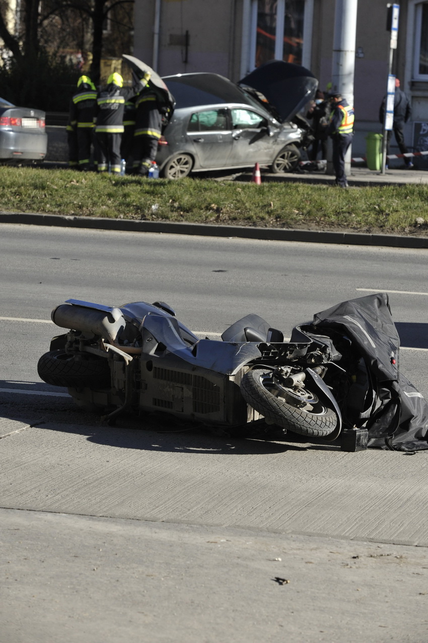 Budapest, 2021. február 1.
Összeroncsolódott motorkerékpár és személyautó (háttérben) a főváros III. kerületében, a Szentendrei út és a Raktár utca kereszteződésében, miután a jármű összeütközött egy személyautóval 2021. február 1-jén. A balesetben a motoros életveszélyes sérüléseket szenvedett, az autó sofőrje könnyebben megsérült.
MTI/Mihádák Zoltán