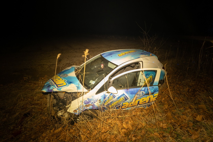 Izsák, 2021. február 6.
Összeroncsolódott személyautó az 5203-as út 53-as kilométerénél, Izsáknál 2021. február 5-én este. A jármű tisztázatlan körülmények között letért az útról és árokba sodródott. Az autót vezető 60 éves kecskeméti férfi kirepült az autóból és a helyszínen meghalt.
MTI/Donka Ferenc
