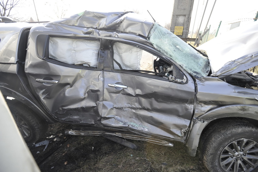 Szigetszentmiklós, 2021. február 26.
Összeroncsolódott pick-up, miután összeütközött egy kamionnal Szigetszentmiklóson 2021. február 26-án. A kisteherautó vezetőjét súlyos, életveszélyes sérülésekkel vitték kórházba a mentők.
MTI/Mihádák Zoltán